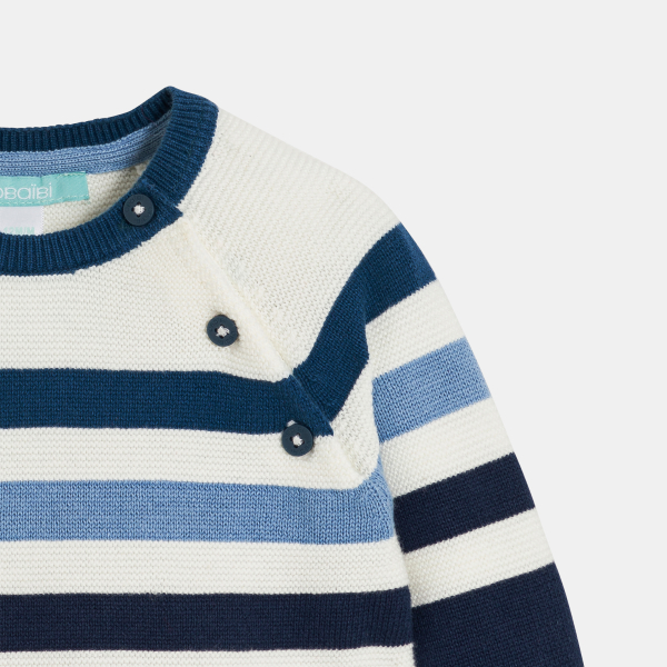 كنزة محبوكة مخططة باللون الأزرق للأولاد الصغار.